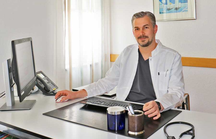 Dr. Winkler am Schreibtisch